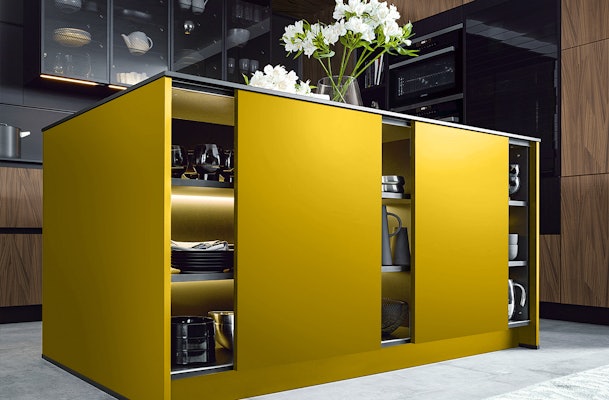 Kerriegele eilandkeuken.