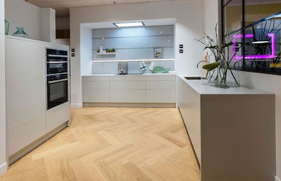 Kristalgrijze ontwerp in een open en lichte setting