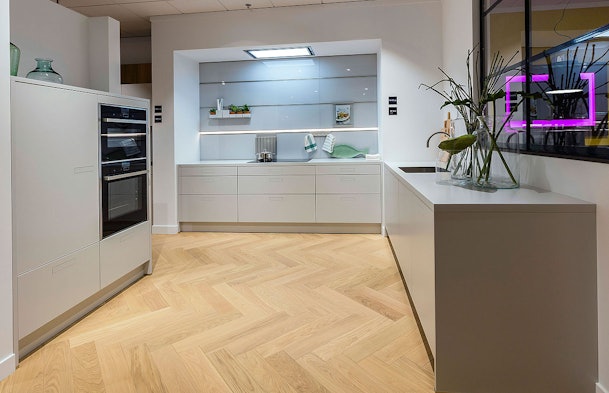 Kristalgrijze ontwerp in een open en lichte setting