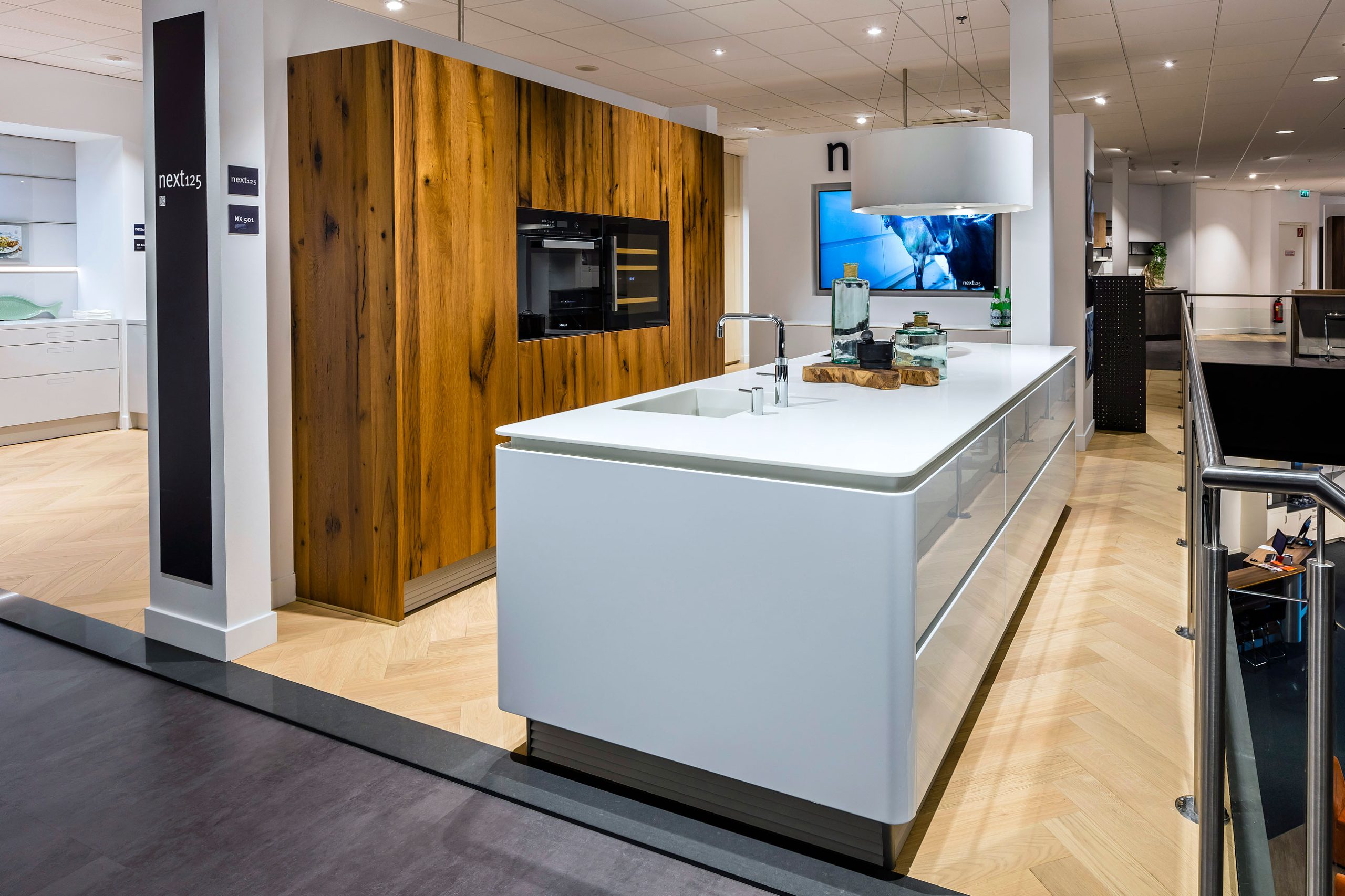 Witte eiland versterkt de ruwe kracht van hout