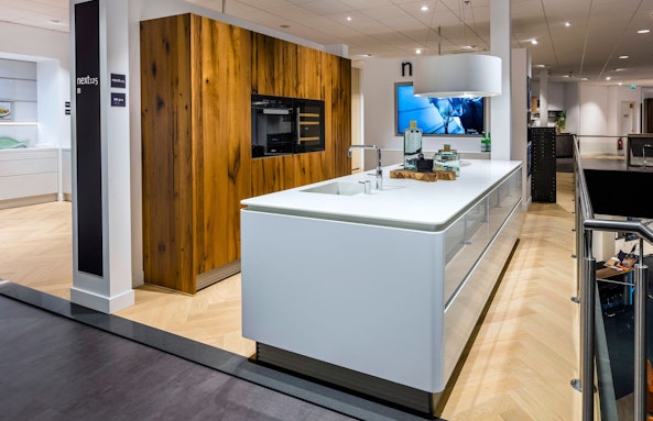 Witte eiland versterkt de ruwe kracht van hout