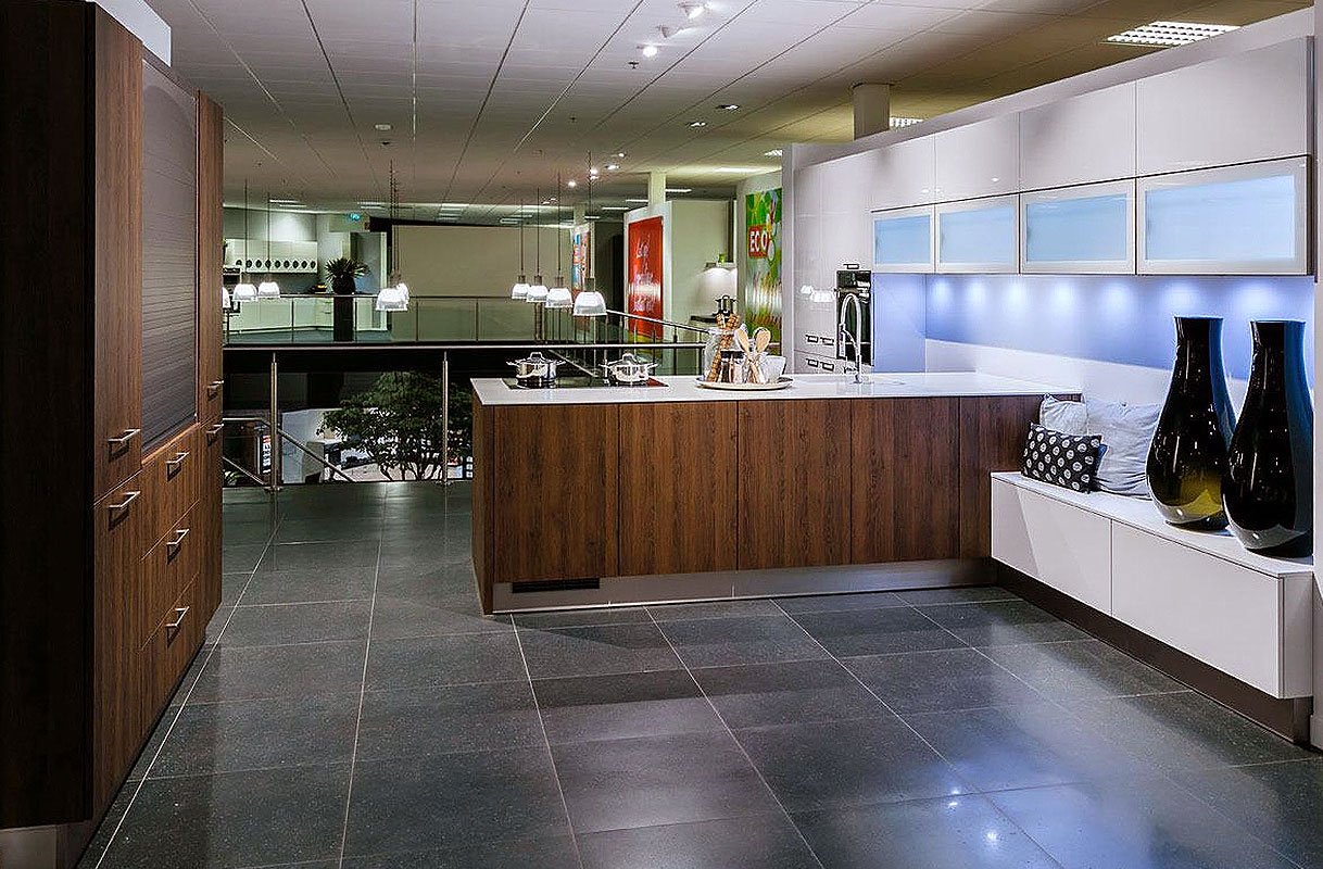 Modern keukendesign in wit hoogglans en houtlook