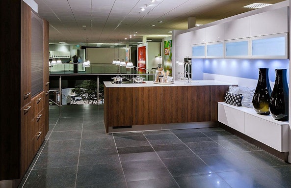 Modern keukendesign in wit hoogglans en houtlook