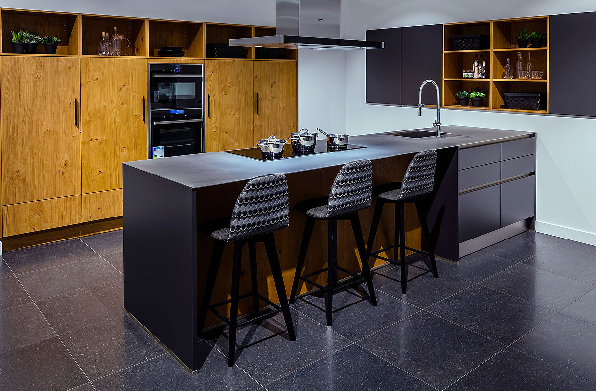 Moderne eilandopstelling met zitgedeelte