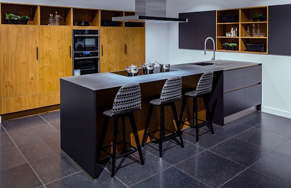 Moderne eilandopstelling met zitgedeelte