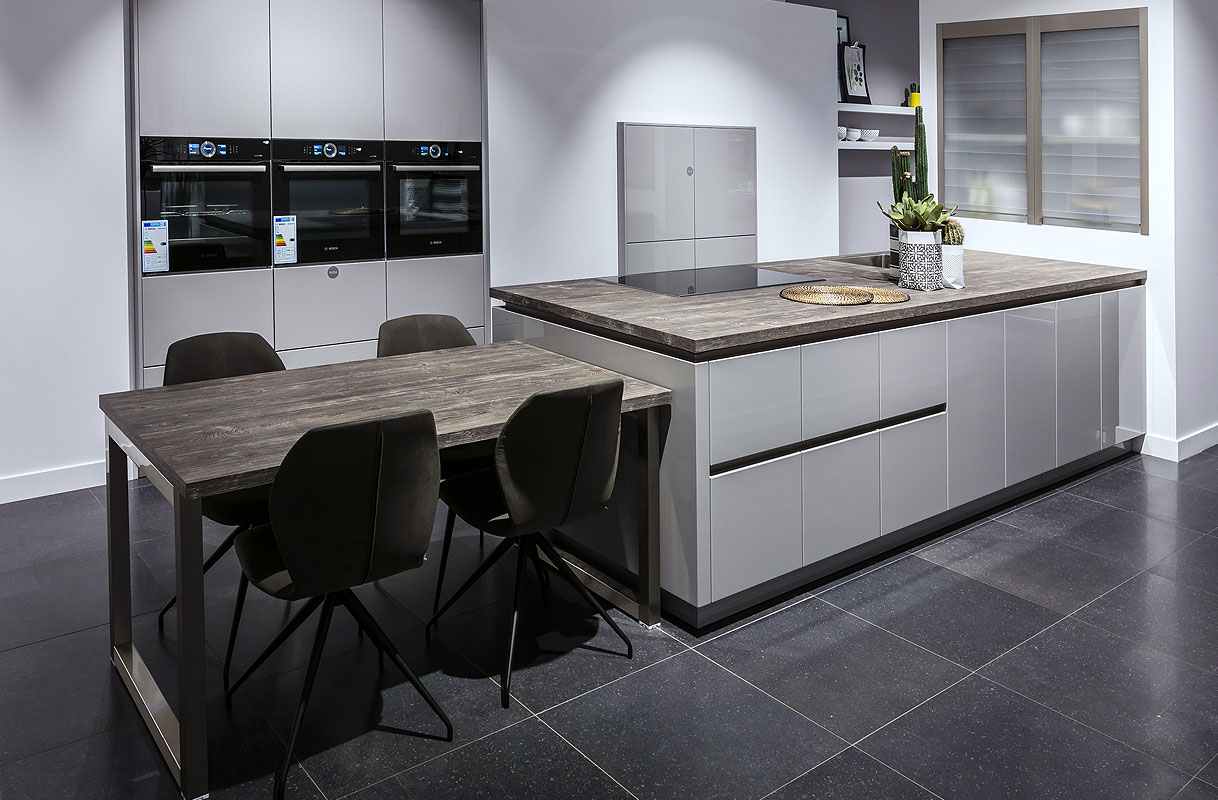 Zandgrijs hoogglans gelakte leefkeuken