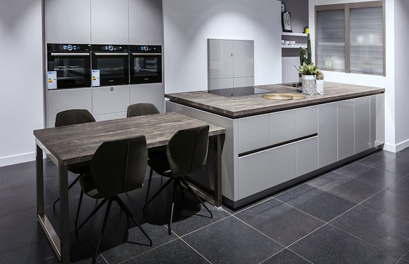 Zandgrijs hoogglans gelakte leefkeuken