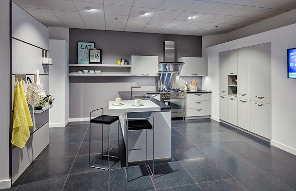 Eigentijdse strakke schiereiland-opstelling