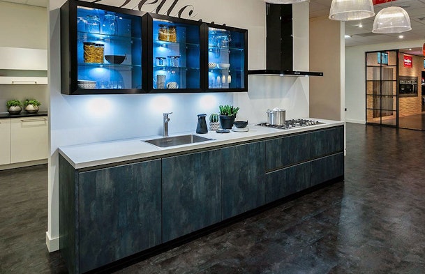 Rechte industriële opstelling met blue steel fronten