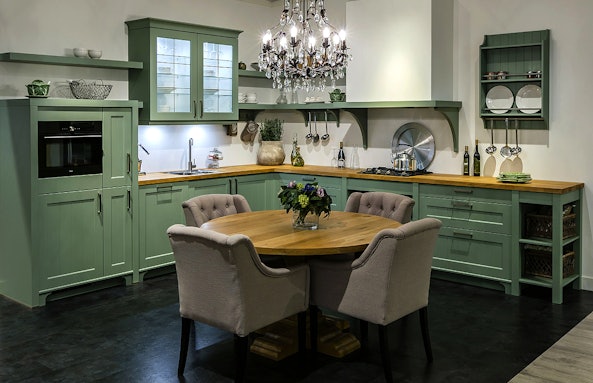 Sfeervolle saliegroene keukenopstelling met klassieke charme