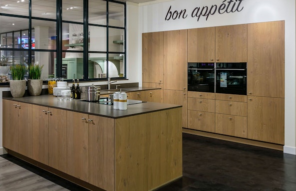 Functionele kookruimte in warm hout