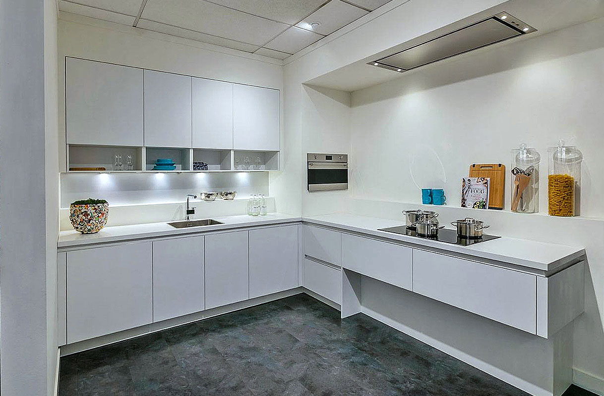 Heldere inrichting met zwevend werkblad en subtiele details