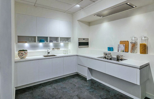 Heldere inrichting met zwevend werkblad en subtiele details