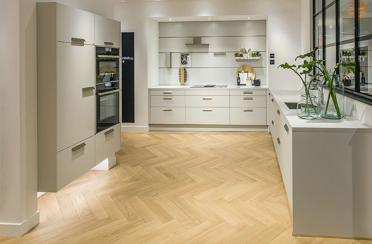 Verfijnde wandindeling met zwevende hoge kasten