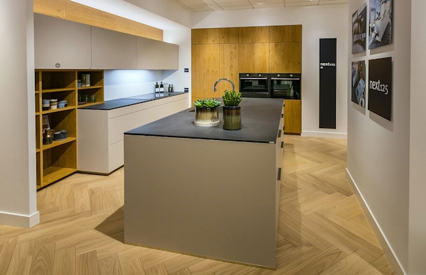 Zandgrijze keuken met betonlight blad