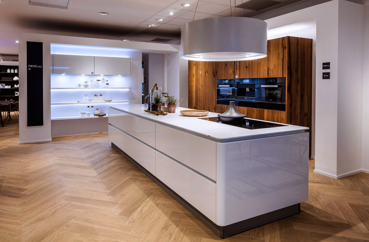 Statement keukenruimte met contrasterende vormen en materialen