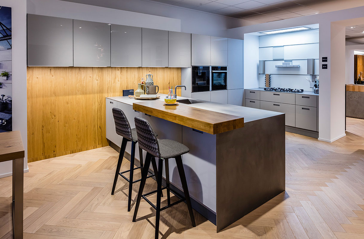 Warm en stoer gecombineerd: houtaccent en glas