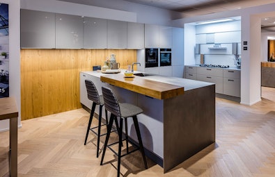 Warm en stoer gecombineerd: houtaccent en glas