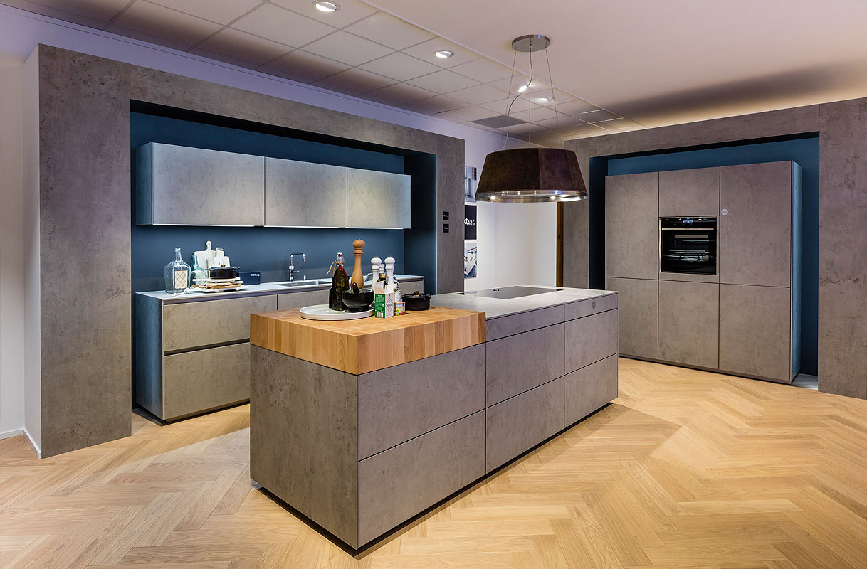 Strakke keukenopstelling met robuust karakter en houten accent