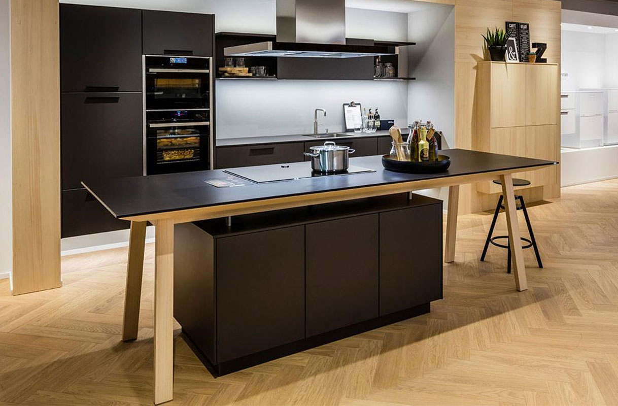 Functioneel keukenontwerp met kooktafel en contrast