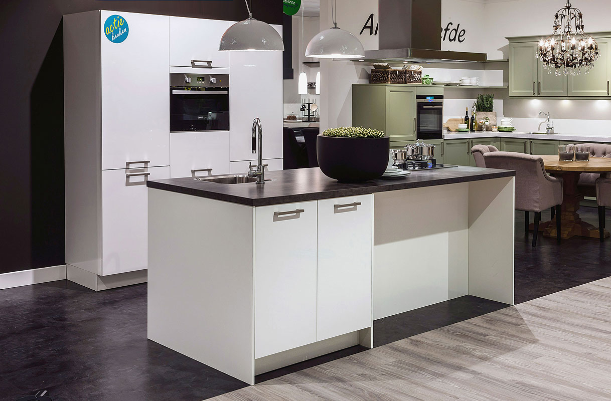 Gebruiksvriendelijke keukenopstelling met centraal kookdeel