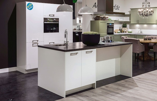 Gebruiksvriendelijke keukenopstelling met centraal kookdeel