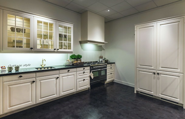 Landelijke opstelling met kastenwand