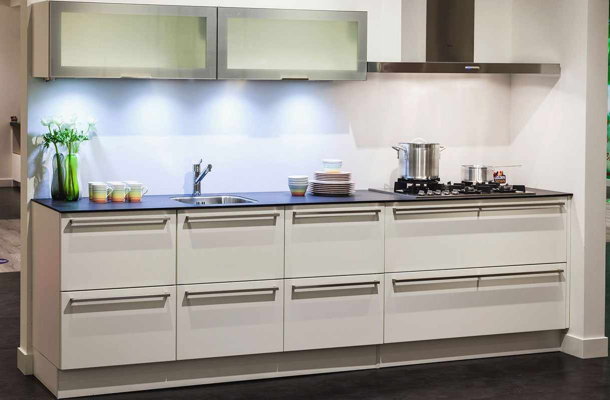 Rechte indeling met lichte fronten en dun werkblad