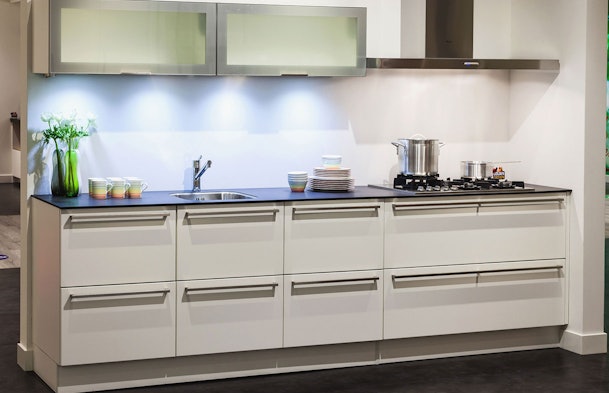 Rechte indeling met lichte fronten en dun werkblad