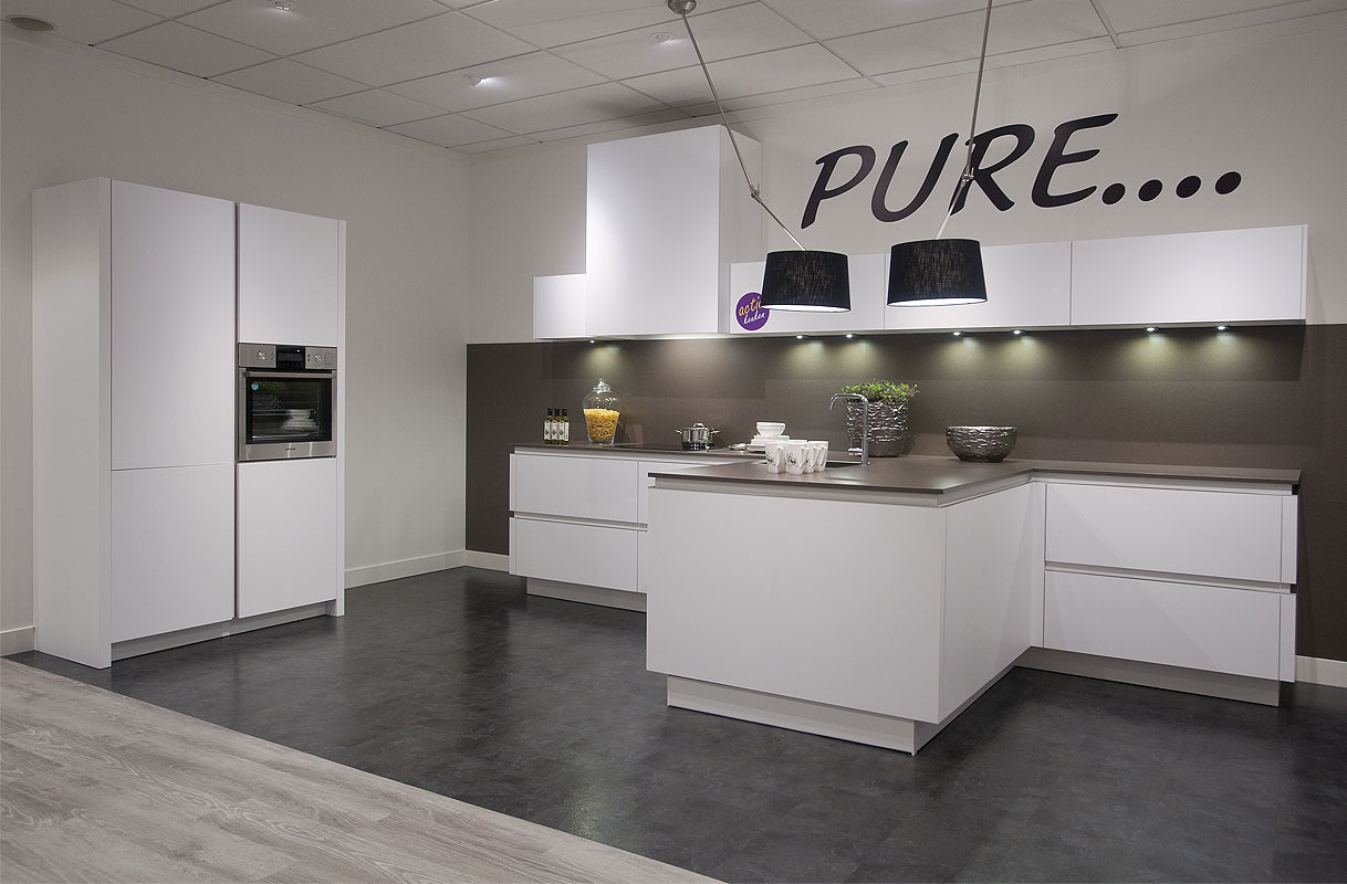 Moderne keuken met greeploos design