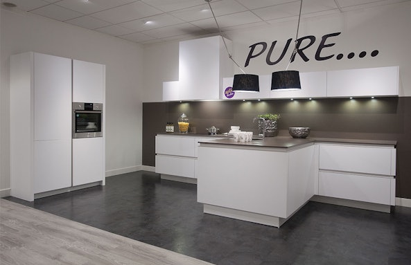 Moderne keuken met greeploos design