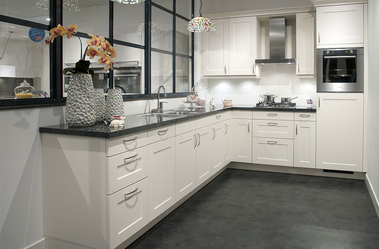 Ruime hoekkeuken met granieten keukenblad