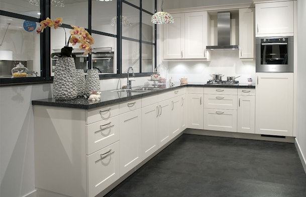 Ruime hoekkeuken met granieten keukenblad