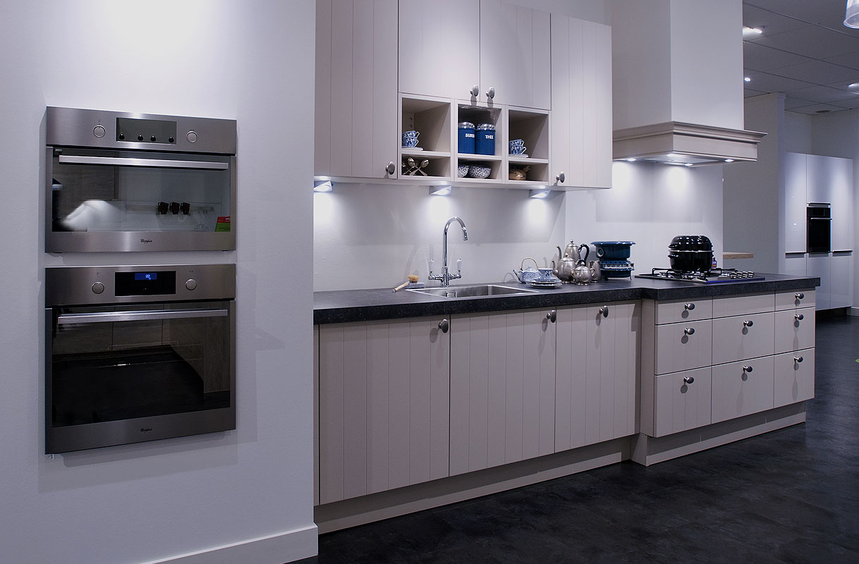 Keukenontwerp met boeren keukendeurtjes