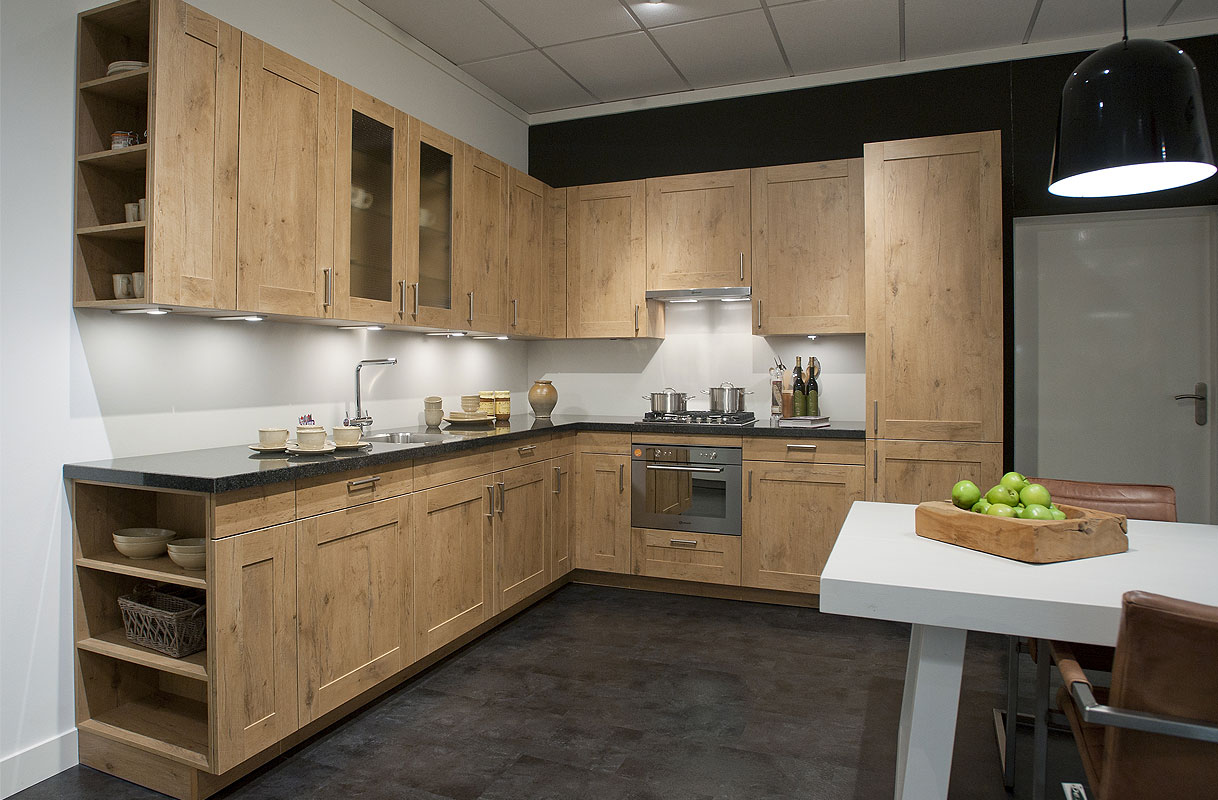 Houtmotief met graniet en kaderfronten