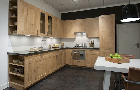 Houtmotief met graniet en kaderfronten