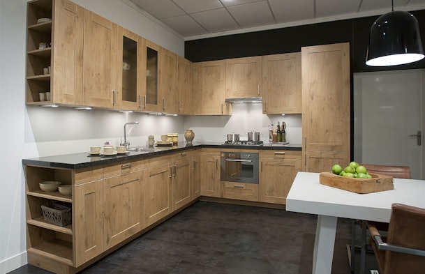 Houtmotief met graniet en kaderfronten