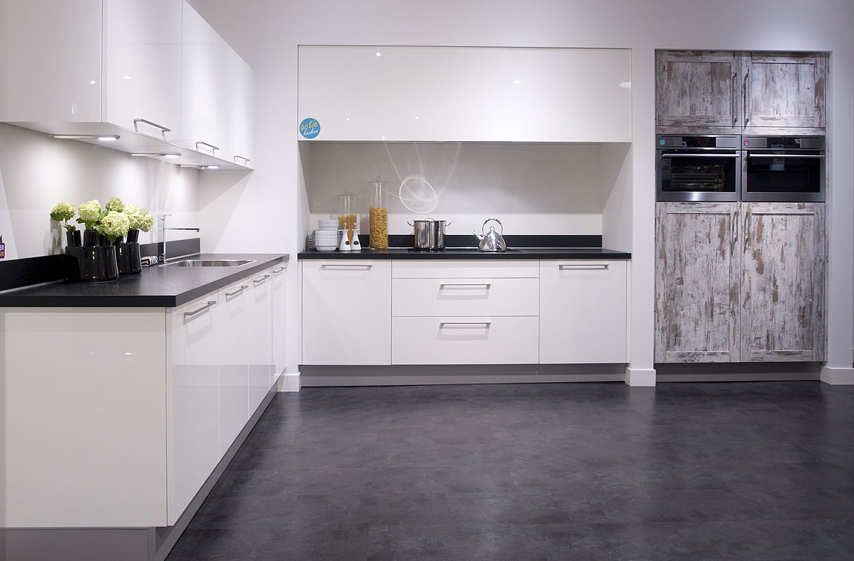 Contrast tussen wit hoogglans en natuurlijke houttextuur