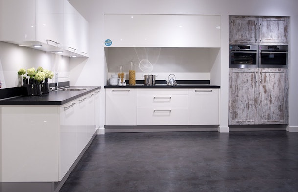 Contrast tussen wit hoogglans en natuurlijke houttextuur