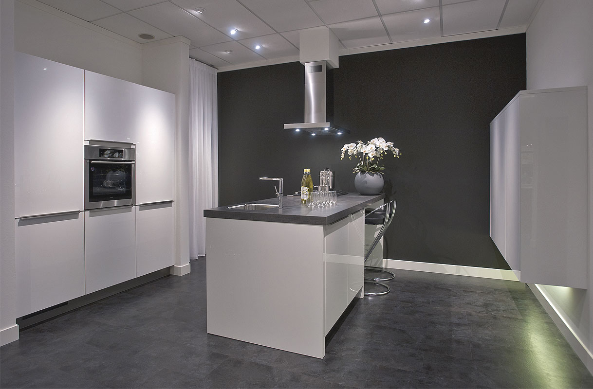 Strak geïntegreerde wand en eiland