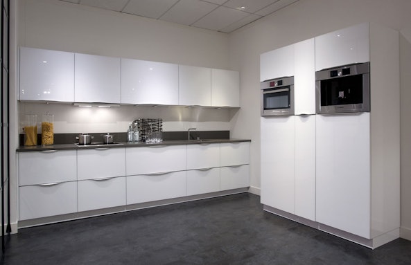 Licht en ruimtelijk interieur met gladde vormen