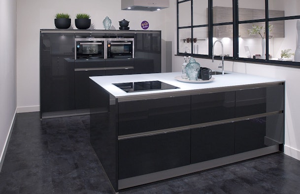 Glanzend zwart met helder contrast