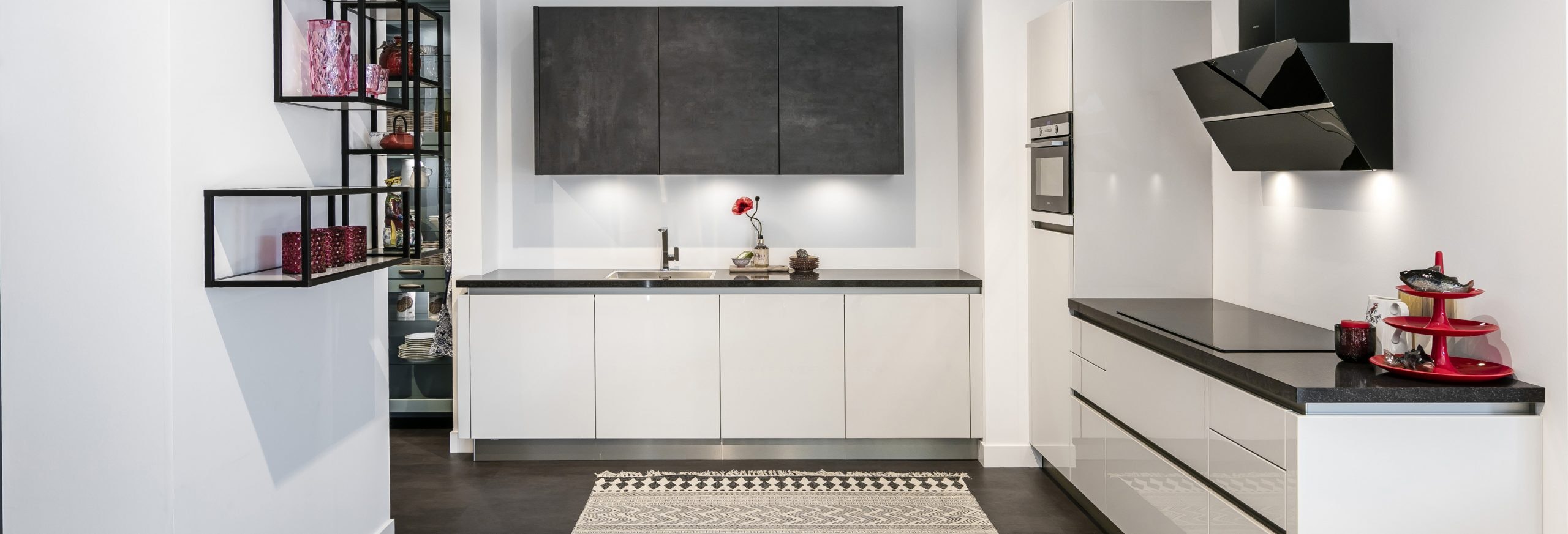 Keuken 1400201 - Trendy witte hoogglans keuken met industriële elementen