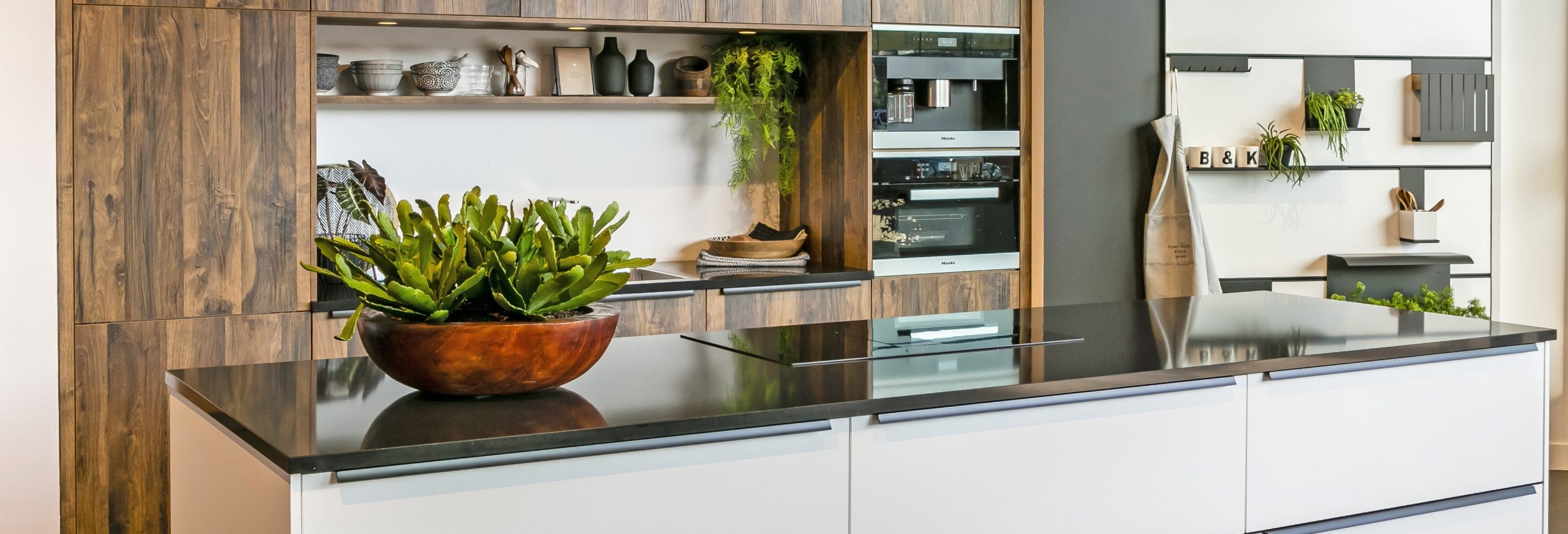 Keuken 1400202 - Design keuken met kookeiland en houten kastenwand