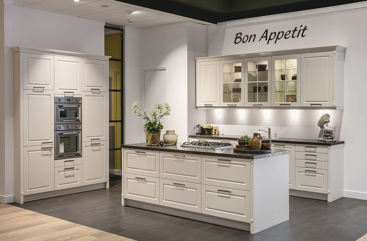 Klassieke keukenopstelling met verfijnde vitrinekasten