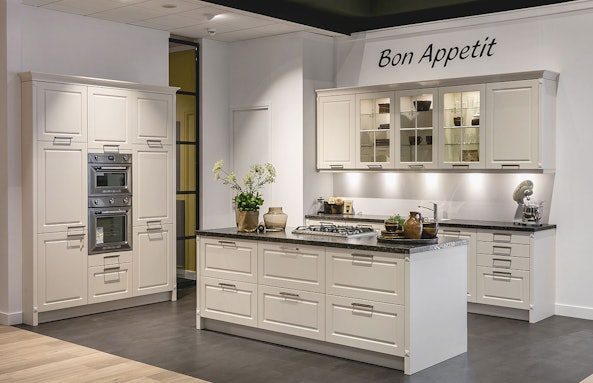Klassieke keukenopstelling met verfijnde vitrinekasten
