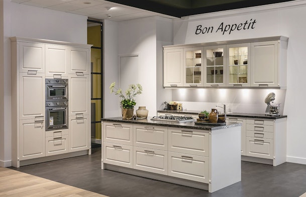 Klassieke keukenopstelling met verfijnde vitrinekasten