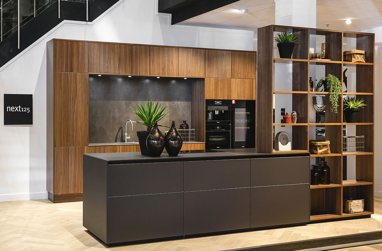 Keukenopstelling met open karakter en natuurlijke accenten