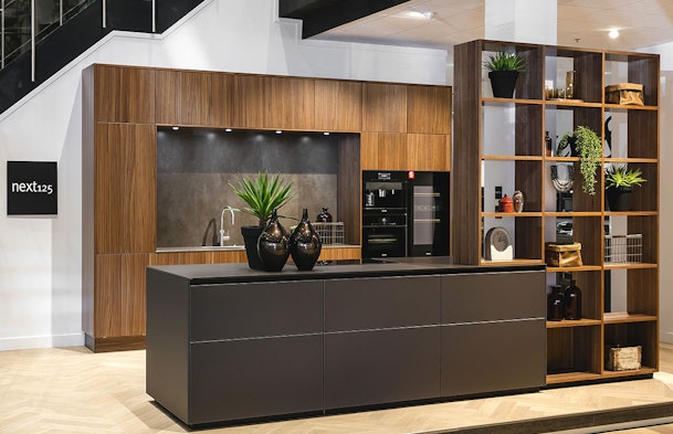 Keukenopstelling met open karakter en natuurlijke accenten