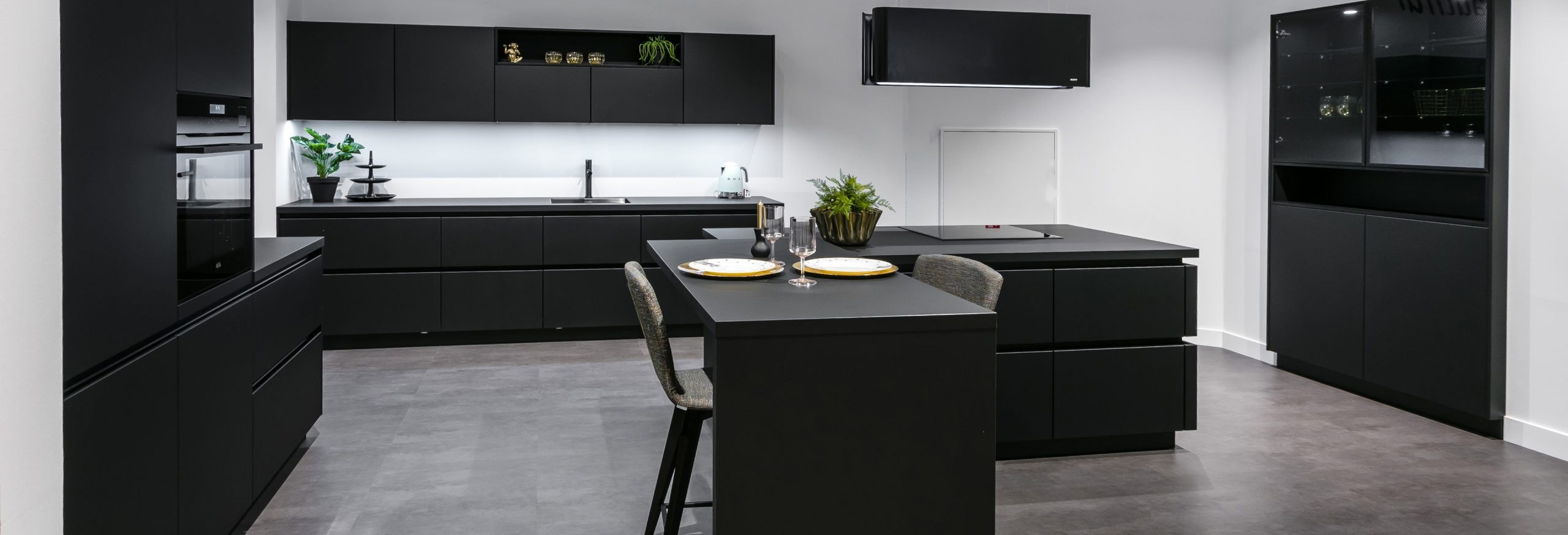 Keuken 1400205 - Mat zwarte keuken met kookeiland en zitgedeelte